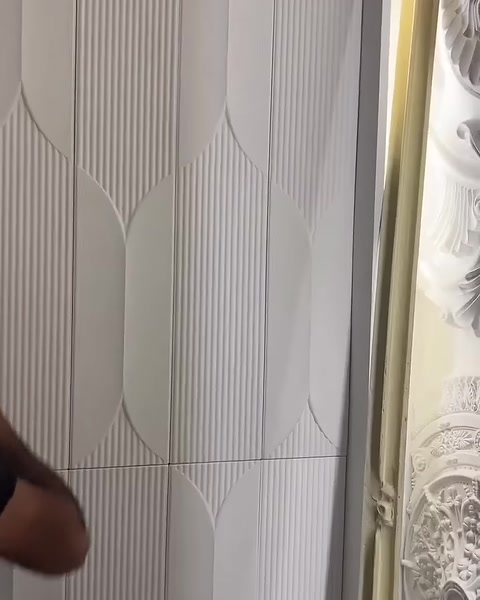 Tamamlanan panel yüzeyi ve kesintisiz geometrik desen yakından görülüyor