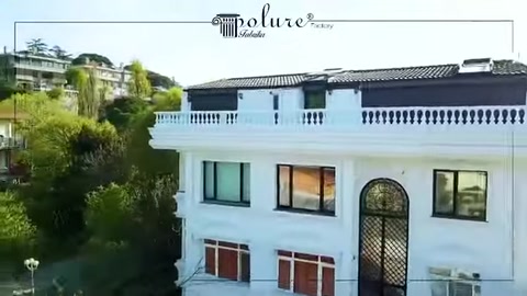 Yan cephedeki düz pencere söveleri ve kat silmesi hizası