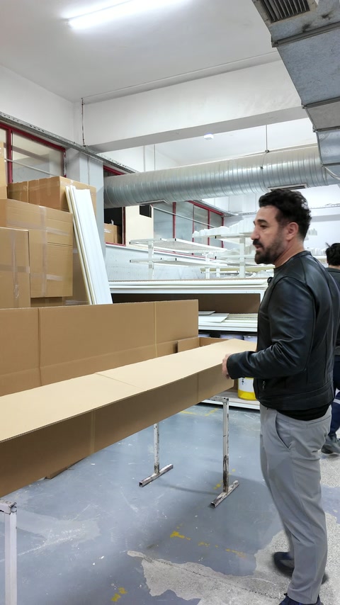 Açık karton kutular paketleme tezgâhında ürün yerleşimine hazırlanıyor