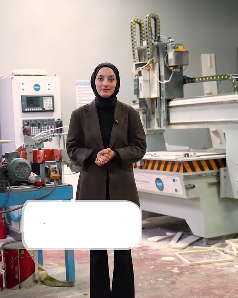 Üretim alanındaki CNC makinesi ve kontrol ünitesi tanıtılıyor