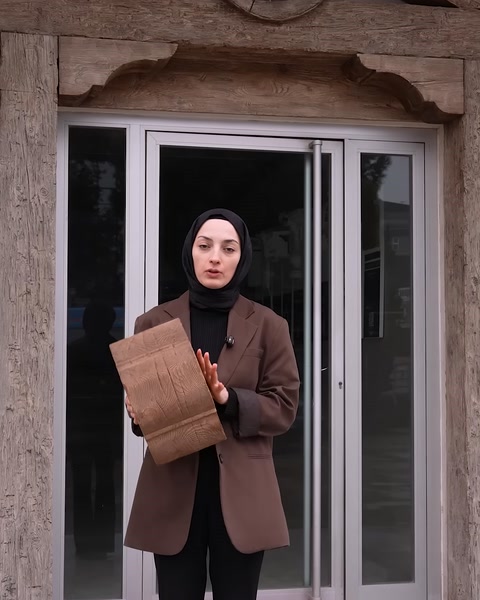 Kiriş örneğinin belirgin ahşap damarları yakından gösteriliyor