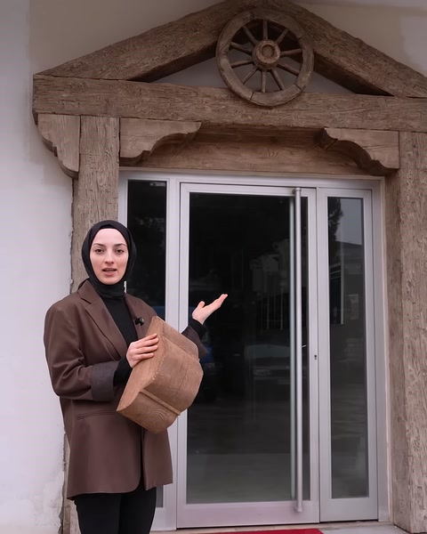 Dekoratif giriş çerçevesi ile ahşap görünümlü parça birlikte tanıtılıyor