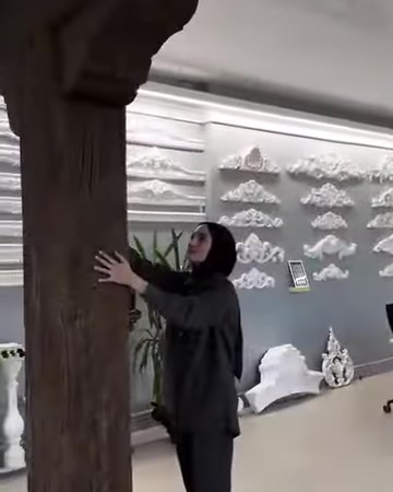 Dekoratif kütük dikmesi ve üst kiriş birleşiminin yakından sunumu