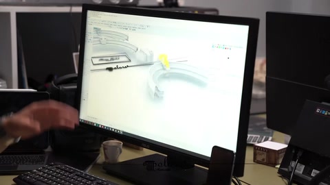 Bilgisayar ekranında kemer formunun dijital modelleme çalışması görülüyor.