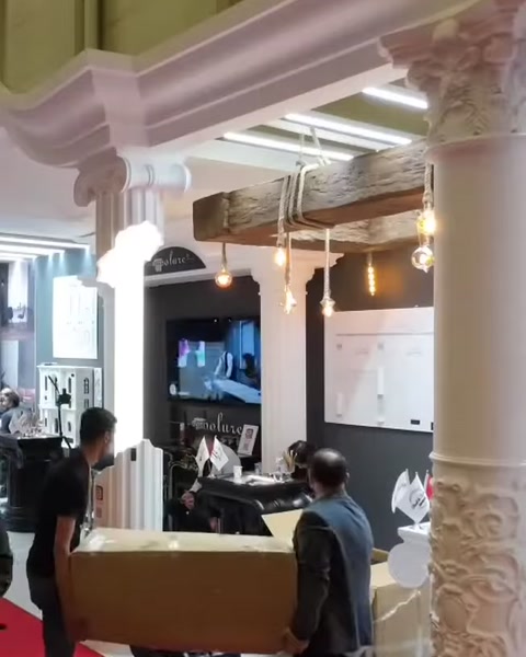 Klasik Sütunlu Fuar Tasarımı ile Zarif Mekânlar — 0:52