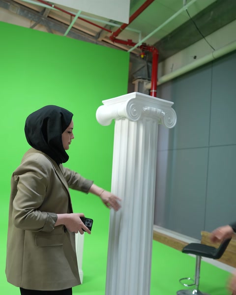 İyon sütun başlığının kıvrımlı volüt detayı yakın açıdan gösteriliyor