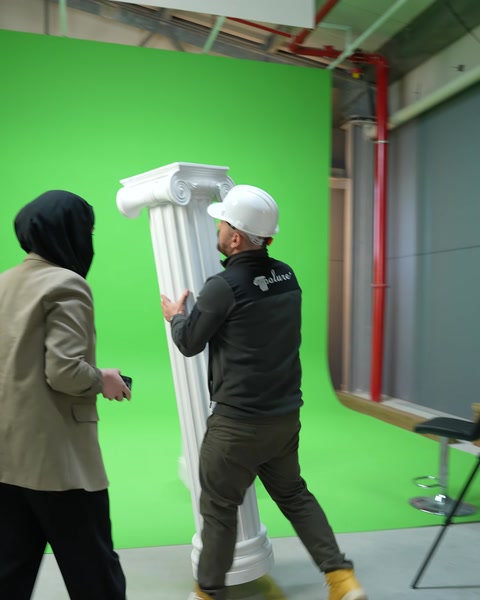 Yivli sütun gövdesi ve başlığı fabrika ortamında taşınıp konumlandırılıyor