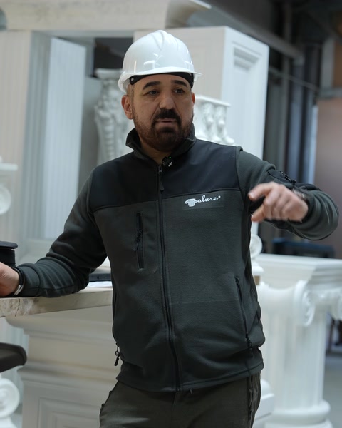 Arka planda balustrad korkuluk babaları ve tırabzan takımı dizili duruyor