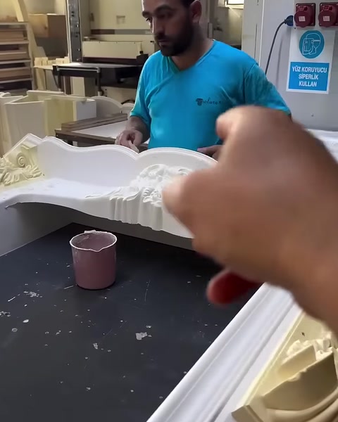 Şömine çerçevesinin çok parçalı yapısı tezgâh üzerinde açıklanıyor.
