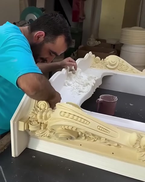 Köşe birleşiminde üstlük ve yan elemanın hizası ayarlanıyor.