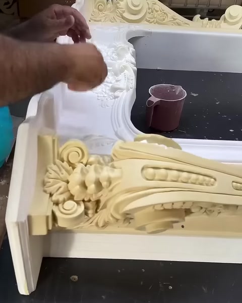 Şöminenin köşe bağlantısı, çiçekli dekoratif eleman yanında düzenleniyor.