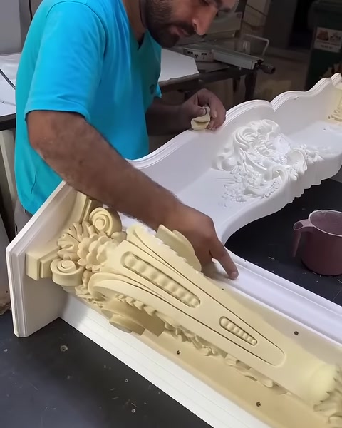 İç açıklığın kenarında şömine parçalarının birleşim hattı kontrol ediliyor.