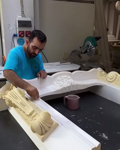 Usta, şömine üstlüğünün kıvrımlı yüzeyine elle son biçimini veriyor.