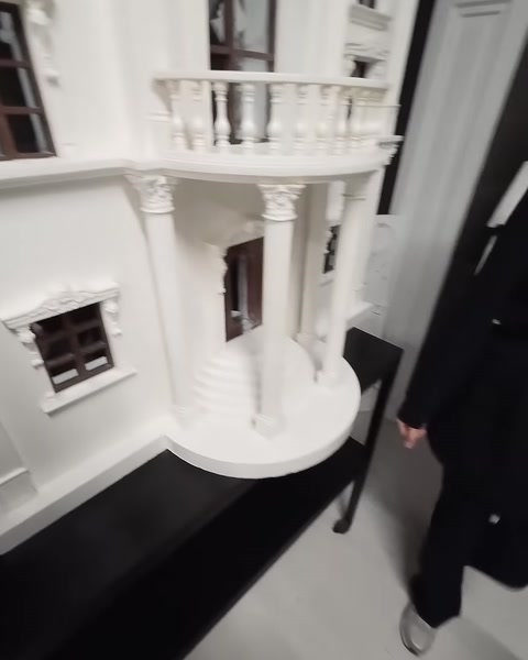 Sütunlu balkon ve pencere sövelerini gösteren cephe maketi sergileniyor