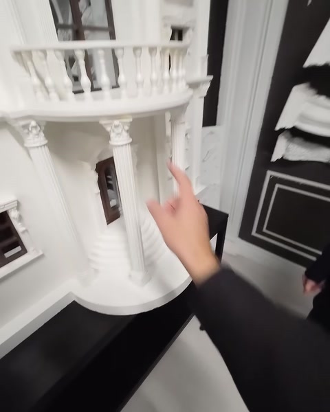 Cephe maketindeki balkon korkuluğu ve sütun ayrıntıları inceleniyor