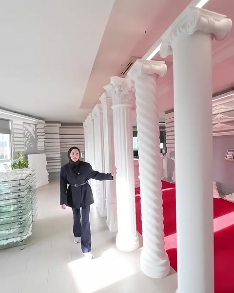 Showroomda farklı gövde biçimlerine sahip sütunlar birlikte sergileniyor