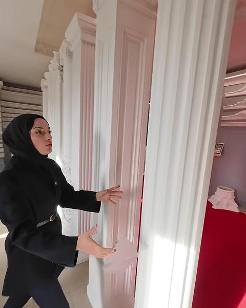 Düz hatlı pilaster ile yivli sütun gövdesi karşılaştırılıyor