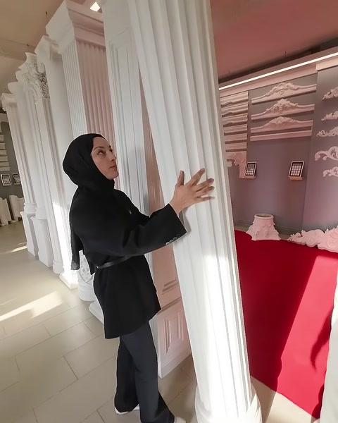 Sütun gövdesi elle kavranarak ürünün hafifliği gösteriliyor