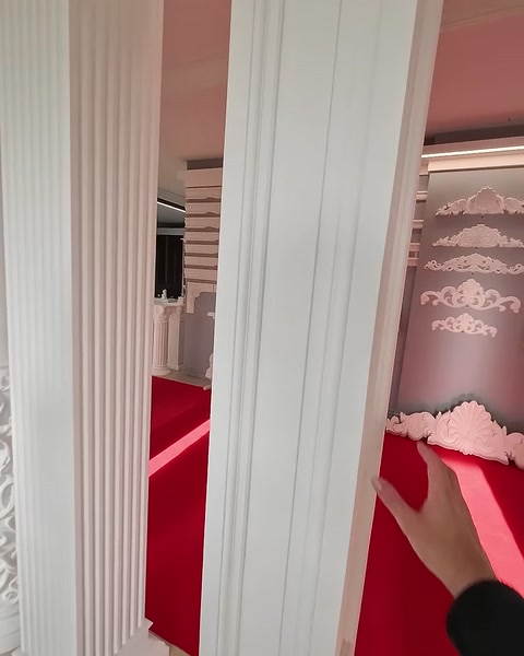 Köşeli pilaster gövdelerindeki dikey kanal detayları gösteriliyor