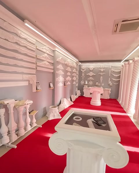 Balustradlar ve duvar profilleriyle hazırlanan showroom bölümü görülüyor