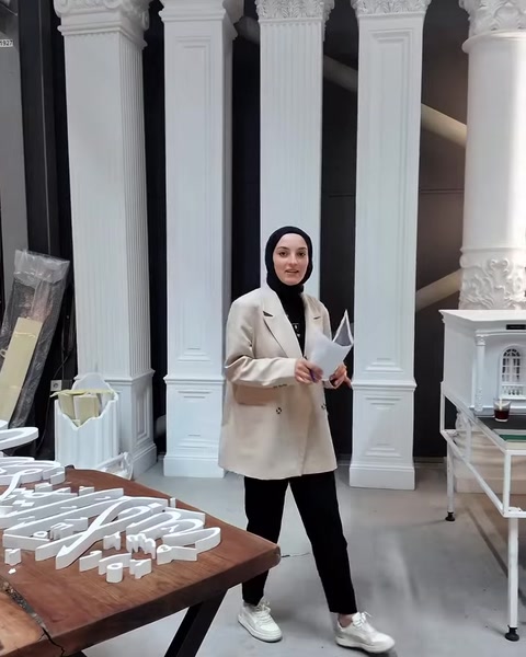 Atölyedeki dekoratif sütunlar önünde sergilenen özel üretim parçalar
