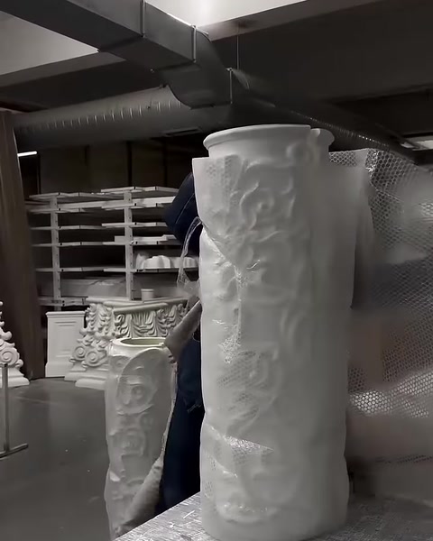 Kabartmalı dekoratif sütun gövdesi üretim alanında dikey duruyor
