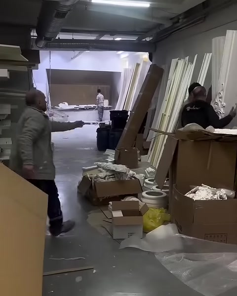 Atölyede uzun profiller, ürün parçaları ve ambalaj kutuları görülüyor