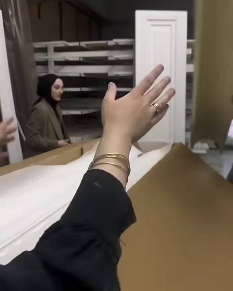Dikdörtgen çerçeve detaylı dekoratif profil örneği elde inceleniyor
