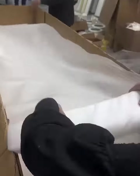 Beyaz koruyucu örtü kutudaki profillerin üzerine seriliyor
