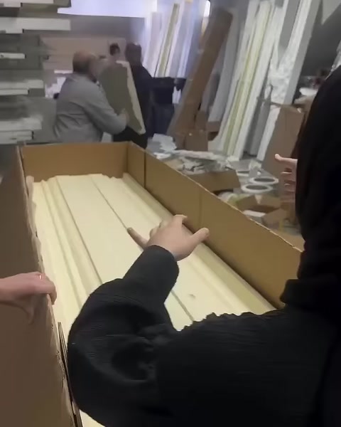 Açık kutuda sarı koruyucu parçalar profillerin arasına diziliyor
