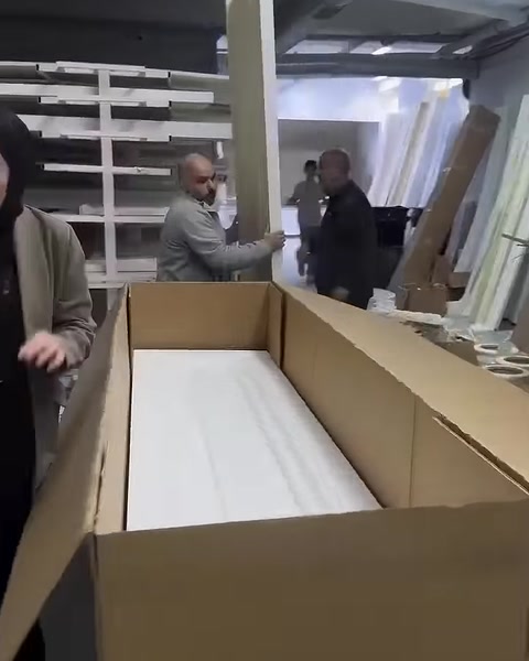 Beyaz dekoratif profiller açık sevkiyat kutusunda paketlenmiş halde duruyor