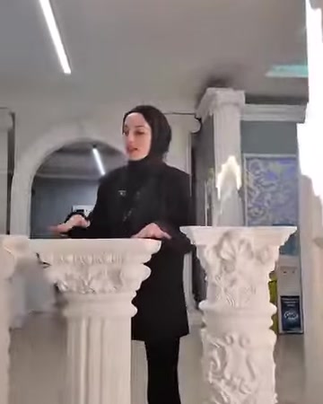 İki farklı kabartmalı sehpa başlığı yakın planda karşılaştırılıyor