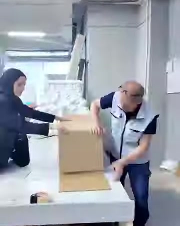 Dekoratif ürünler açık karton kutuya dikkatlice yerleştiriliyor