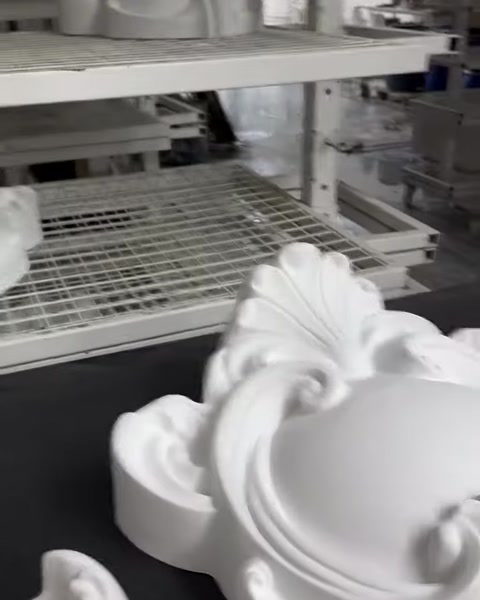 Geniş kıvrımlı merkezi taç motifinin pürüzsüz yüzeyi yakından gösteriliyor