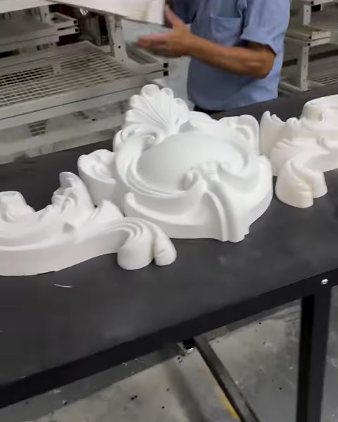 Merkezi taç ve yan motiflerden oluşan dekoratif takım sergileniyor