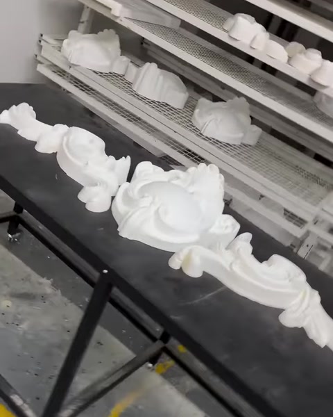 Uzun dekoratif düzenleme ve üretim rafları üst açıdan gösteriliyor