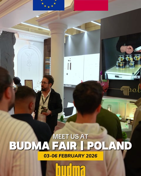 Dekoratif sütunlar ve duvar panelleriyle hazırlanan fuar standı
