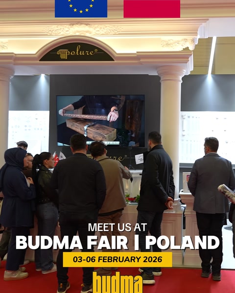 Sütunlar, taç detayı ve ekranla hazırlanan stand cephesi