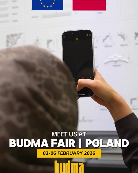 Teknik çizimlerin bulunduğu ürün panosunu telefonla görüntüleyen ziyaretçi