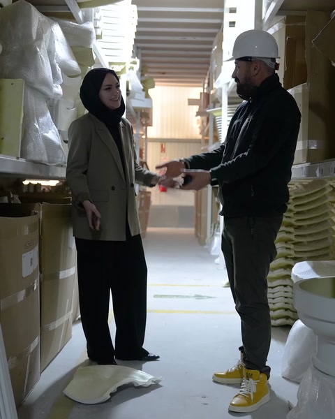 Zemindeki beyaz dekoratif parça, görevliler tarafından dayanım açısından inceleniyor.