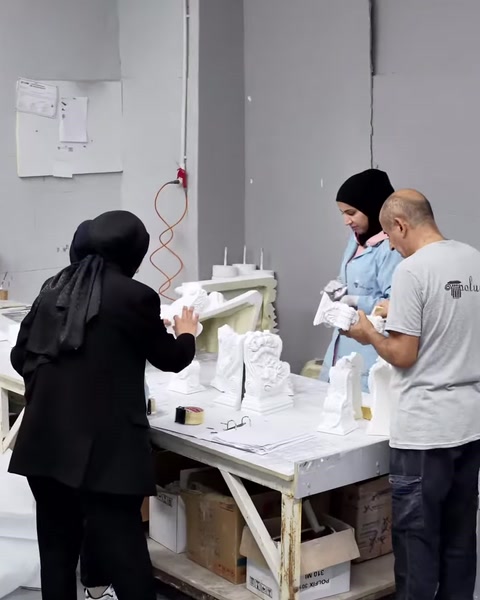 Ekip, sütun başlığı ve süsleme parçalarında son kontrolleri yapıyor.