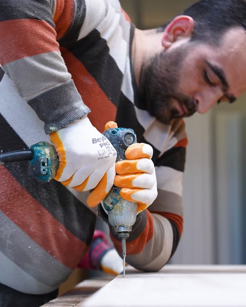 Tabla kenarında bağlantı delikleri matkapla açılarak montaja hazırlanıyor.