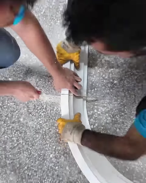 Kavisli söve parçaları zeminde birleştirme için hizalanıyor