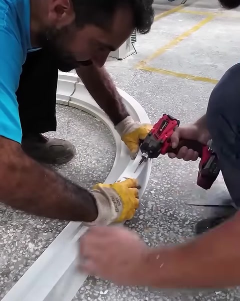 Kavisli sövenin birleşim bölgesi kırmızı el aletiyle sabitleniyor