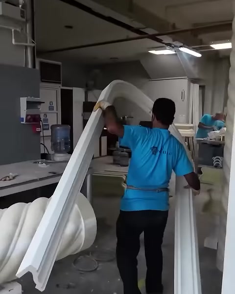 Tamamlanan kemer söve atölyede iki usta tarafından taşınıyor