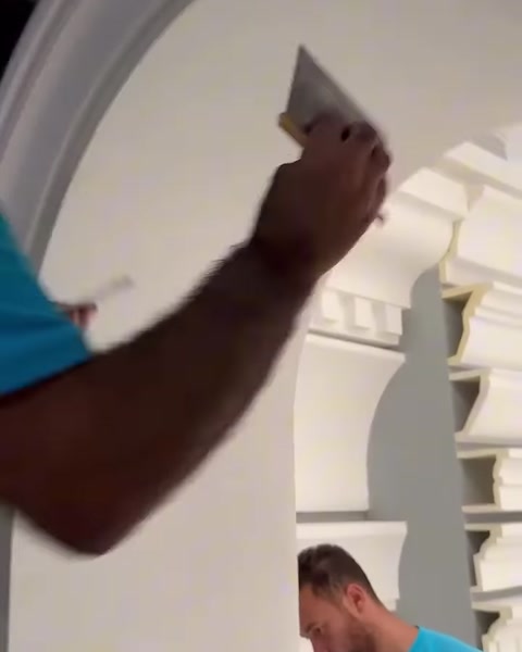 Kemer sövenin üst kavisinde spatula ile yüzey düzeltmesi yapılıyor