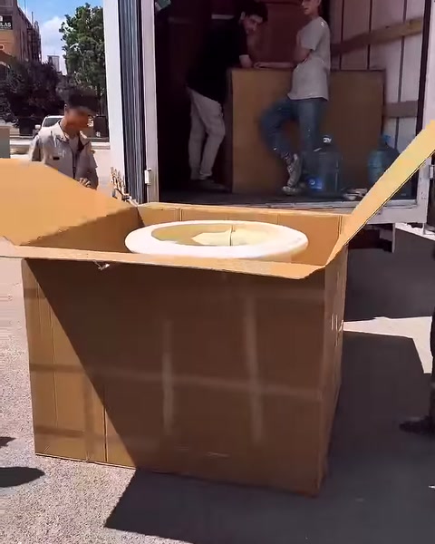 Kutunun açılmasıyla beyaz sütun başlığının dairesel üst tablası beliriyor.