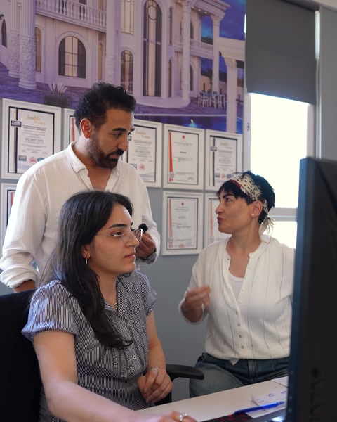 Showroom ofisinde ekip poliüretan proje seçenekleri hakkında konuşuyor