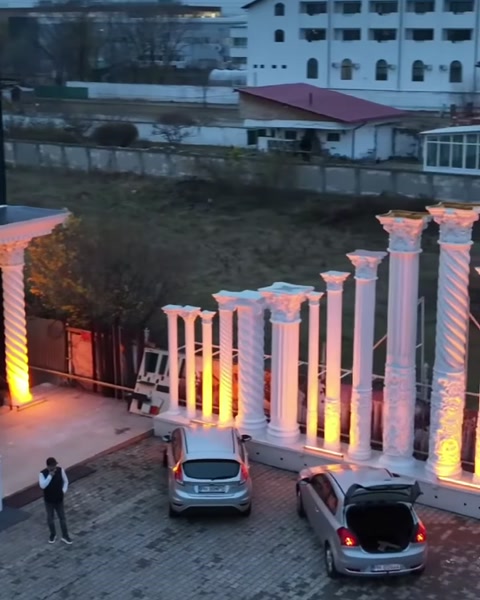 Farklı yüksekliklerde sıralanan dekoratif sütunların akşam görünümü