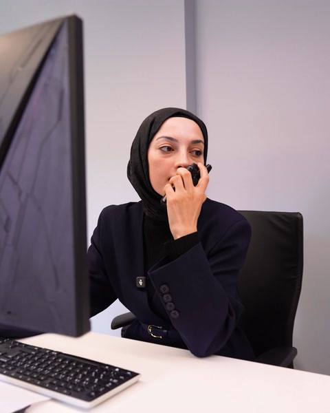 Sıvı malzeme kabartmalı yuvarlak rölyef kalıbına kontrollü biçimde uygulanıyor